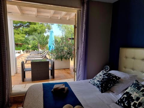 Comfort Double Room, 1 Queen Bed, Private Bathroom, Garden View (Pic Poul ) | Terrace/patio