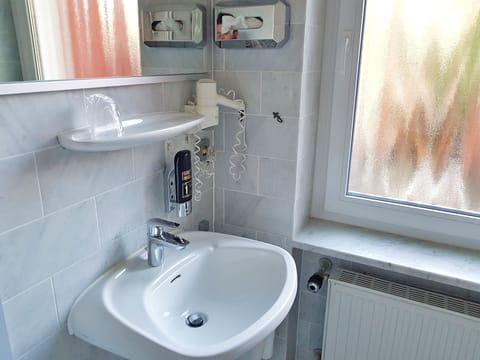 Single Room | Bathroom | Shower, free toiletries, hair dryer, towels