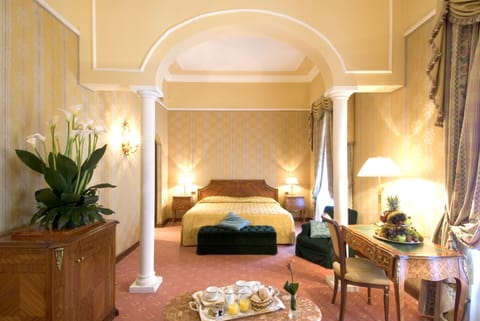 Junior Suite | Minibar, in-room safe, individually decorated, individually furnished