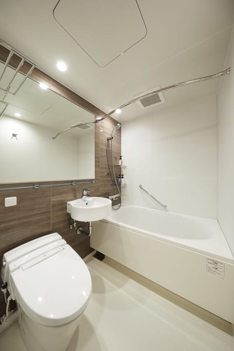 Deluxe Twin Room, Non Smoking | Bathroom | Free toiletries, hair dryer, slippers, electronic bidet