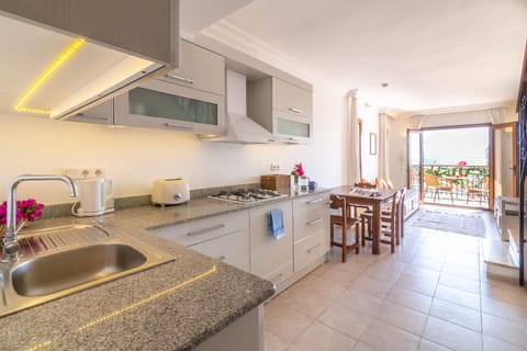 Premium Apartment No 12, 2 Bedrooms, Balcony, Sea View | Private kitchen | Fridge, stovetop, dishwasher, toaster