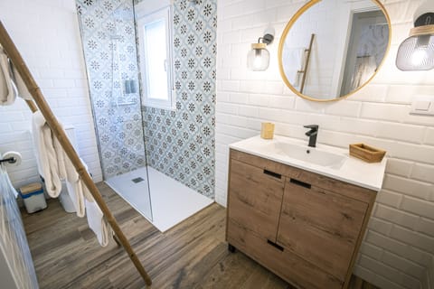 Double or Twin Room | Bathroom | Free toiletries, towels