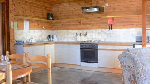 Family Apartment (Farriers) | Private kitchen | Fridge, microwave, oven, stovetop