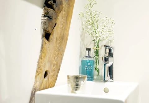 Deluxe Double Room | Bathroom amenities | Shower, free toiletries, hair dryer, towels