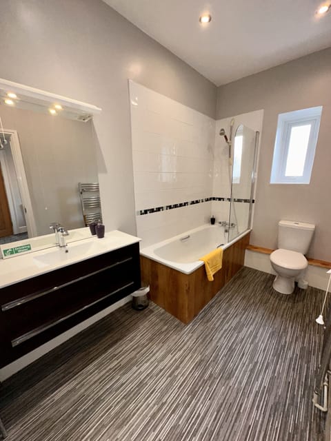 Cozy Double | Bathroom | Free toiletries, hair dryer, towels