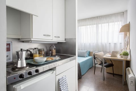 Standard Studio, 1 Twin Bed | Private kitchenette | Fridge, microwave, cookware/dishes/utensils