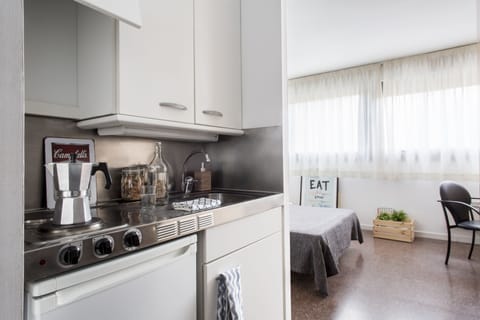 Studio, 2 Twin Beds, Kitchenette | Private kitchenette | Fridge, microwave, cookware/dishes/utensils