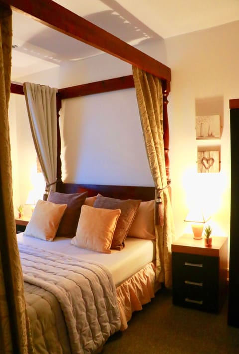 Luxury Double Room | Soundproofing, iron/ironing board, free WiFi