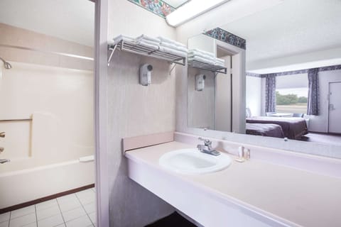 Combined shower/tub, free toiletries, hair dryer, towels