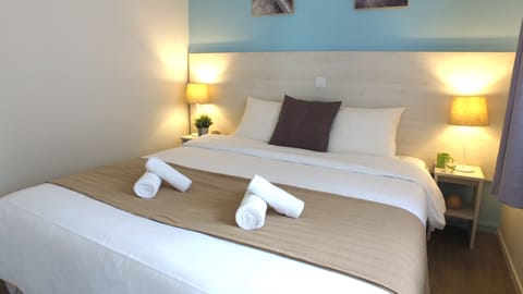 Free cribs/infant beds, bed sheets