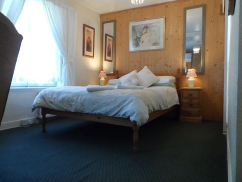 Large Double Room | Free WiFi, bed sheets