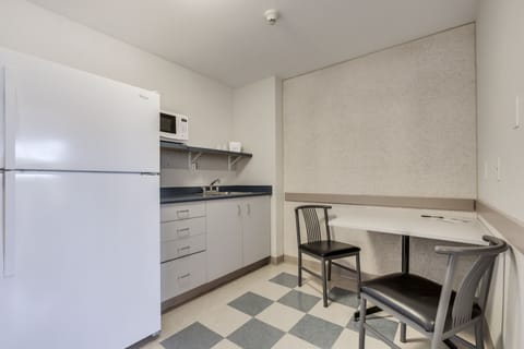 Suite, 2 Bedrooms, Kitchenette | Private kitchenette | Full-size fridge, microwave