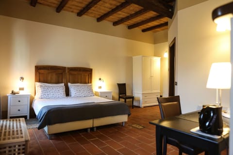 Double Room, Non Smoking | In-room safe, desk, blackout drapes, soundproofing