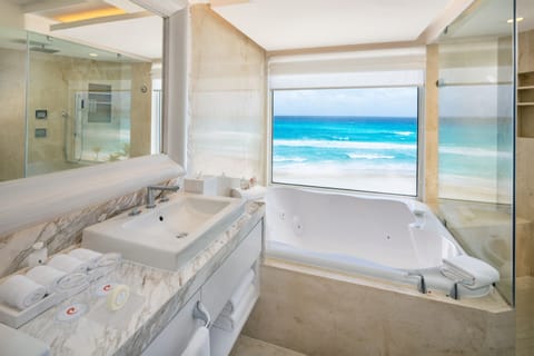 Royale Governor Suite Ocean Front - King Size Bed | Beach/ocean view