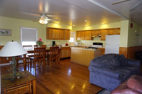 Apartment 1: 2 Bedroom, 1 Bath, Sleeps 6 | In-room dining