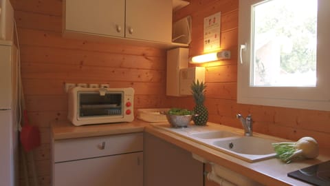 Chalet, 2 Bedrooms, Accessible (5 personnes) | Private kitchen | Fridge, microwave, stovetop, espresso maker