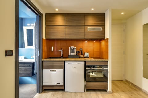 Appartement 4 - MANDALINE | Private kitchen | Fridge, microwave, oven, stovetop