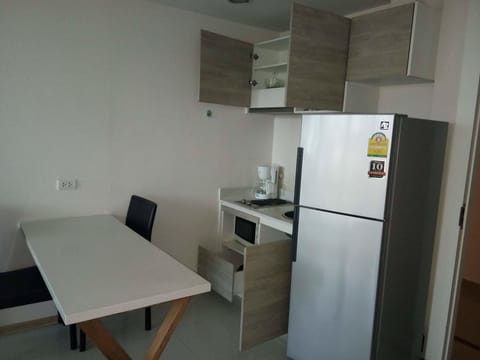 Classic Studio Suite, 1 King Bed, Non Smoking | Private kitchen