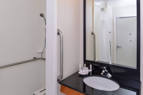 Room, 1 King Bed, Non Smoking | Bathroom | Combined shower/tub, free toiletries, hair dryer, towels