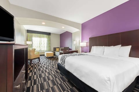 Executive Room, 1 King Bed, Non Smoking | Down comforters, pillowtop beds, in-room safe, desk