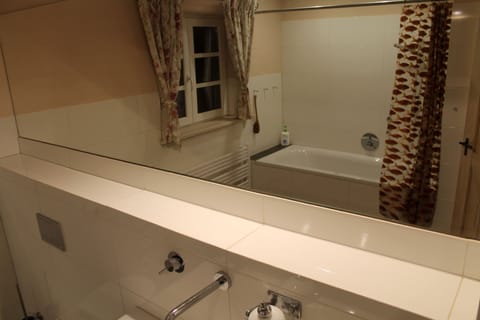 Comfort Suite, 1 Bedroom, Fireplace, Garden View | Bathroom amenities | Free toiletries, hair dryer, heated floors, towels