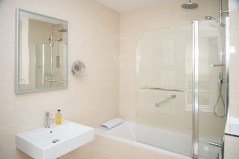 Deluxe Double or Twin Room | Bathroom | Shower, rainfall showerhead, free toiletries, hair dryer