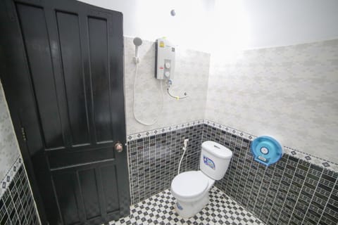 Classic Family Room | Bathroom | Shower, free toiletries, slippers, bidet