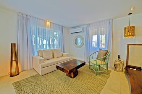 Royal Suite, Sea View | Living area | 32-inch LCD TV with satellite channels