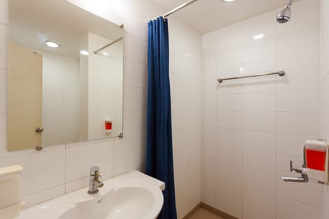 Shower, rainfall showerhead, free toiletries, hair dryer