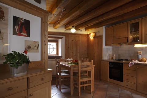 Apartment, Multiple Beds, Non Smoking (Loza) | Living room | 24-inch flat-screen TV with digital channels, TV