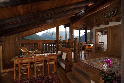 Double Room, 1 Queen Bed, Non Smoking (small double) | Living area | 24-inch flat-screen TV with digital channels, TV