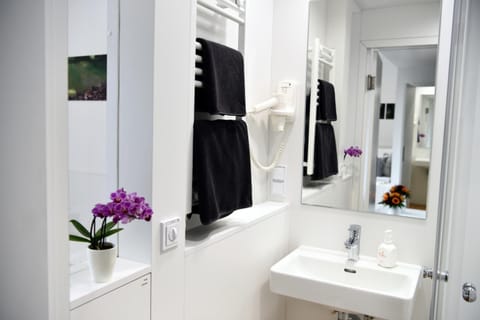 City Single Room | Bathroom | Shower, rainfall showerhead, free toiletries, hair dryer