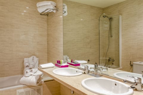 Combined shower/tub, free toiletries, hair dryer, bidet