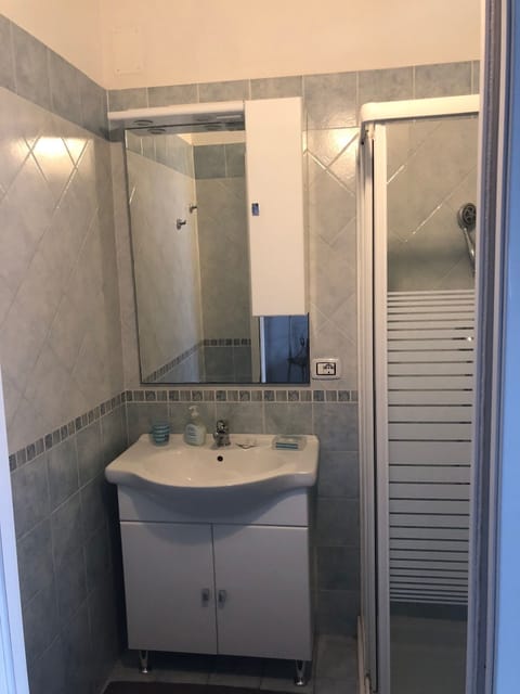 Triple Room, Balcony | Bathroom | Free toiletries, hair dryer, slippers, bidet