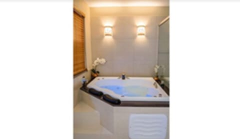 Deluxe Suite (Master) | Jetted tub