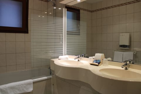 Standard Double Room | Bathroom | Free toiletries, hair dryer, towels