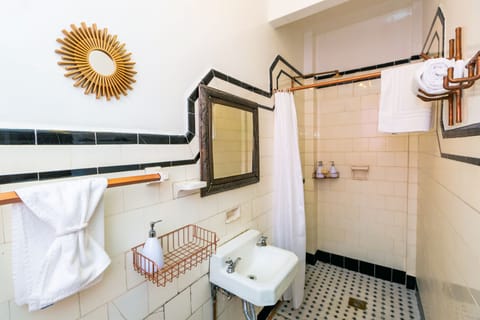 Shower, rainfall showerhead, free toiletries, hair dryer