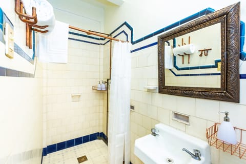 Shower, rainfall showerhead, free toiletries, hair dryer