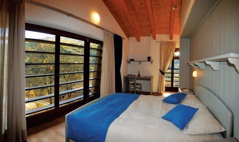 Classic Double Room, Mountain View | In-room safe, desk, free WiFi, bed sheets