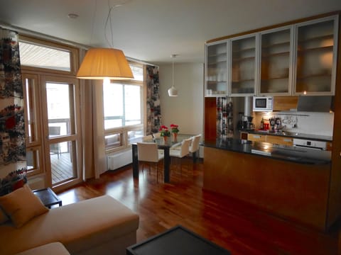 Luxury Apartment, 2 Bedrooms, Sauna, City View | Living room | Smart TV
