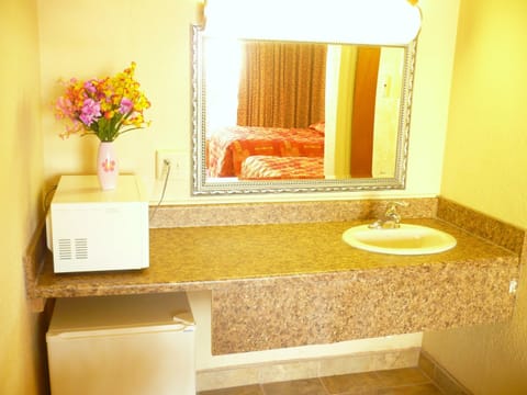 Standard Double Room | Bathroom | Combined shower/tub, free toiletries, hair dryer, towels