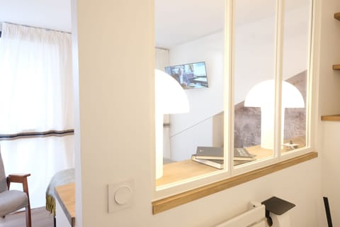 Chambre Double (Oscar) | Bathroom | Free toiletries, hair dryer, bathrobes, towels