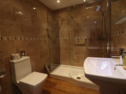 Double or Twin Room (Wharfdale) | Bathroom | Eco-friendly toiletries, hair dryer, slippers, towels