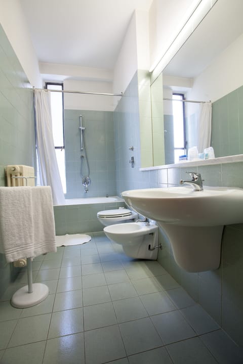 Triple Room | Bathroom | Shower, free toiletries, hair dryer, bidet