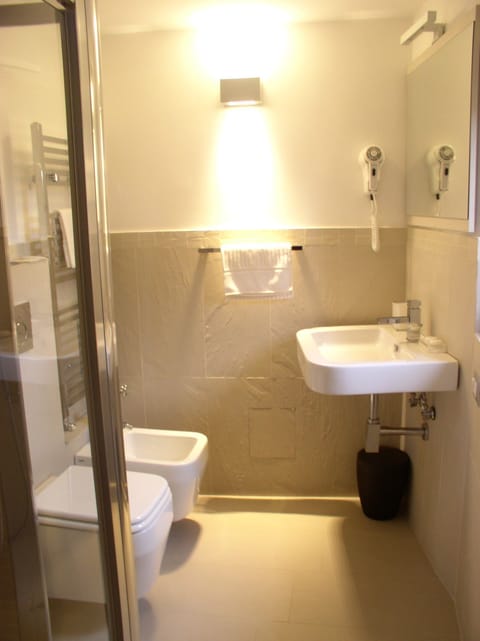 Triple Room | Bathroom | Free toiletries, hair dryer, bidet, towels