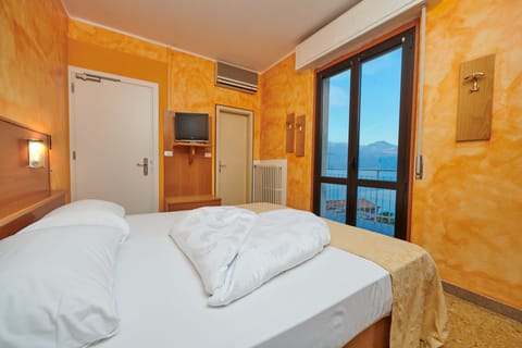 Classic Double Room, 1 Double or 2 Twin Beds, Balcony, Lake View | Premium bedding, minibar, in-room safe, desk