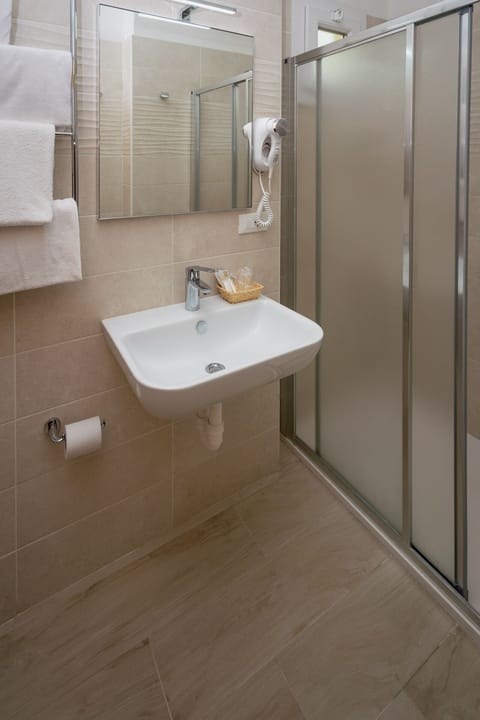 Economy Double Room, Balcony | Bathroom | Shower, free toiletries, bidet, towels