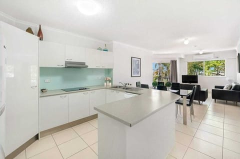 Apartment, 3 Bedrooms | Private kitchen | Full-size fridge, microwave, oven, stovetop