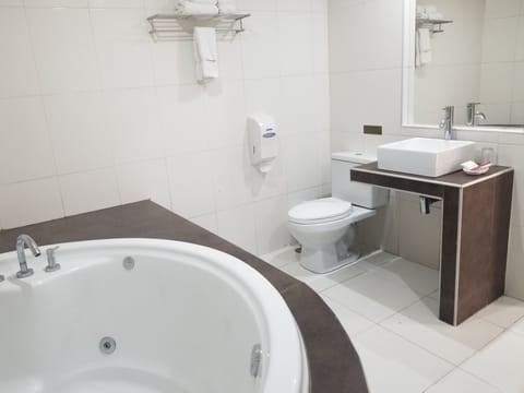 Suite (Principal) | Bathroom | Shower, rainfall showerhead, free toiletries, hair dryer