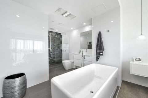 1 Bedroom Superior Water View Apartment | Bathroom | Separate tub and shower, deep soaking tub, hair dryer, towels